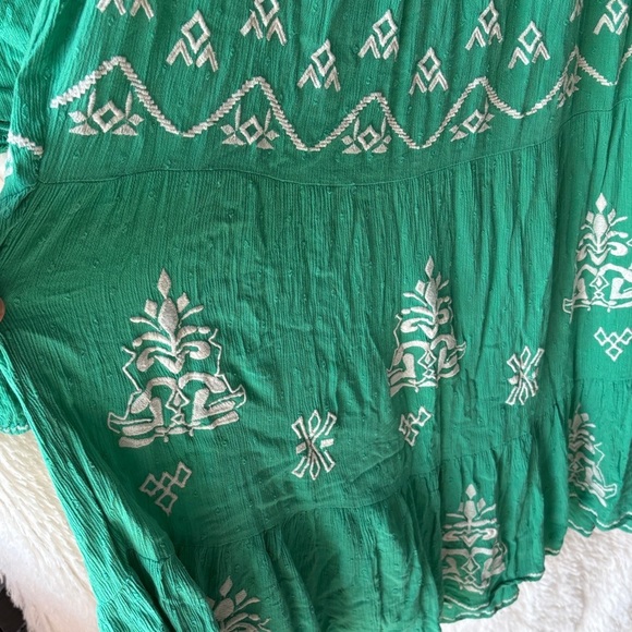 En Creme Green A-Line Skirt  and matching crop top with White Patterns - Picture 7 of 12